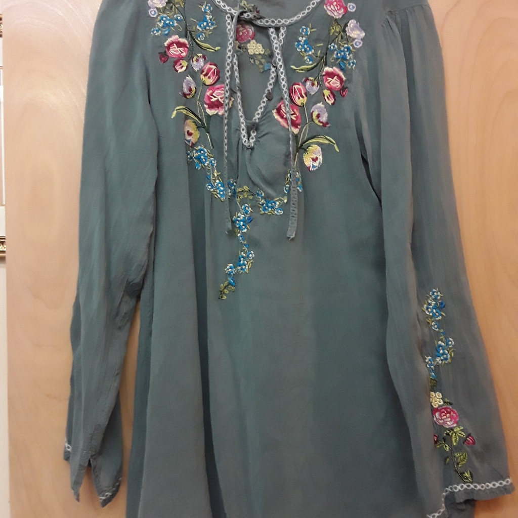 Johnny Was Grey Embroiderd Floral Boho Peasant Top
